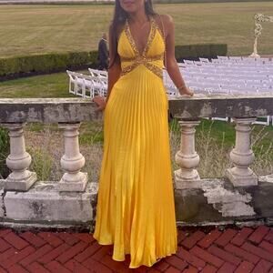 Niki by Niki Livas Formal Gown Maxi Dress US 4 Gold Yellow Halter Pleated Prom